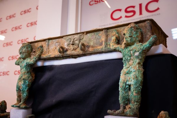 İspanya'da Yunan Tanrısı Achelous'u Tasvir Eden Antik Bronz Araba Bulundu