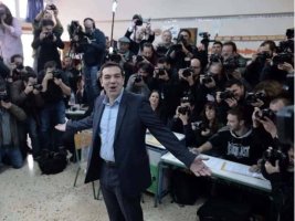 Ülke çapında anket: Alexis Tsipras'ın partisi Yeni Demokrasi'nin gerisinde