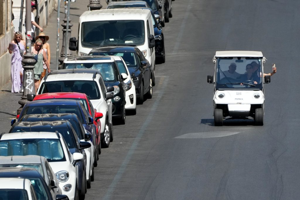 Roma'da park halindeki arabalar ve golf arabası