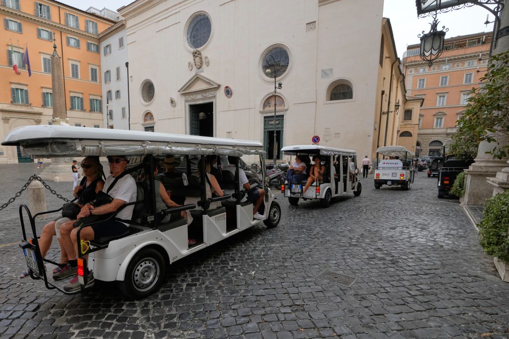 Roma'da golf arabaları filosu