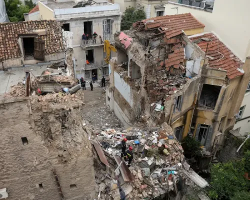 Yunan yetkililer Atina apartman bloğu patlamasında altı kişinin ölümü sonrası cevap arıyor