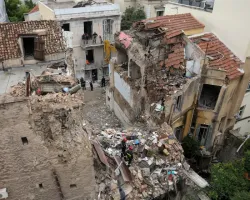 Yunan yetkililer Atina apartman bloğu patlamasında altı kişinin ölümü sonrası cevap arıyor