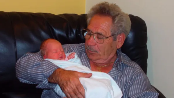 Yunan kimliğini geleceğe taşımak: bir genç kadının pappou'suna saygısı