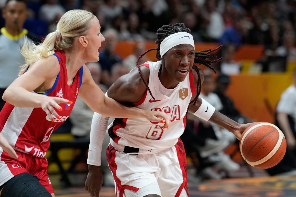 Çekya'lı Petra Holesinska, 7 Eylül 2026 Pazartesi günü Berlin'de oynanan Kadınlar Basketbol Dünya Kupası ABD - Çekya maçı sırasında ABD'li Rhyne Howard'ı savunuyor. (AP Fotoğraf/Ebrahim Noroozi)