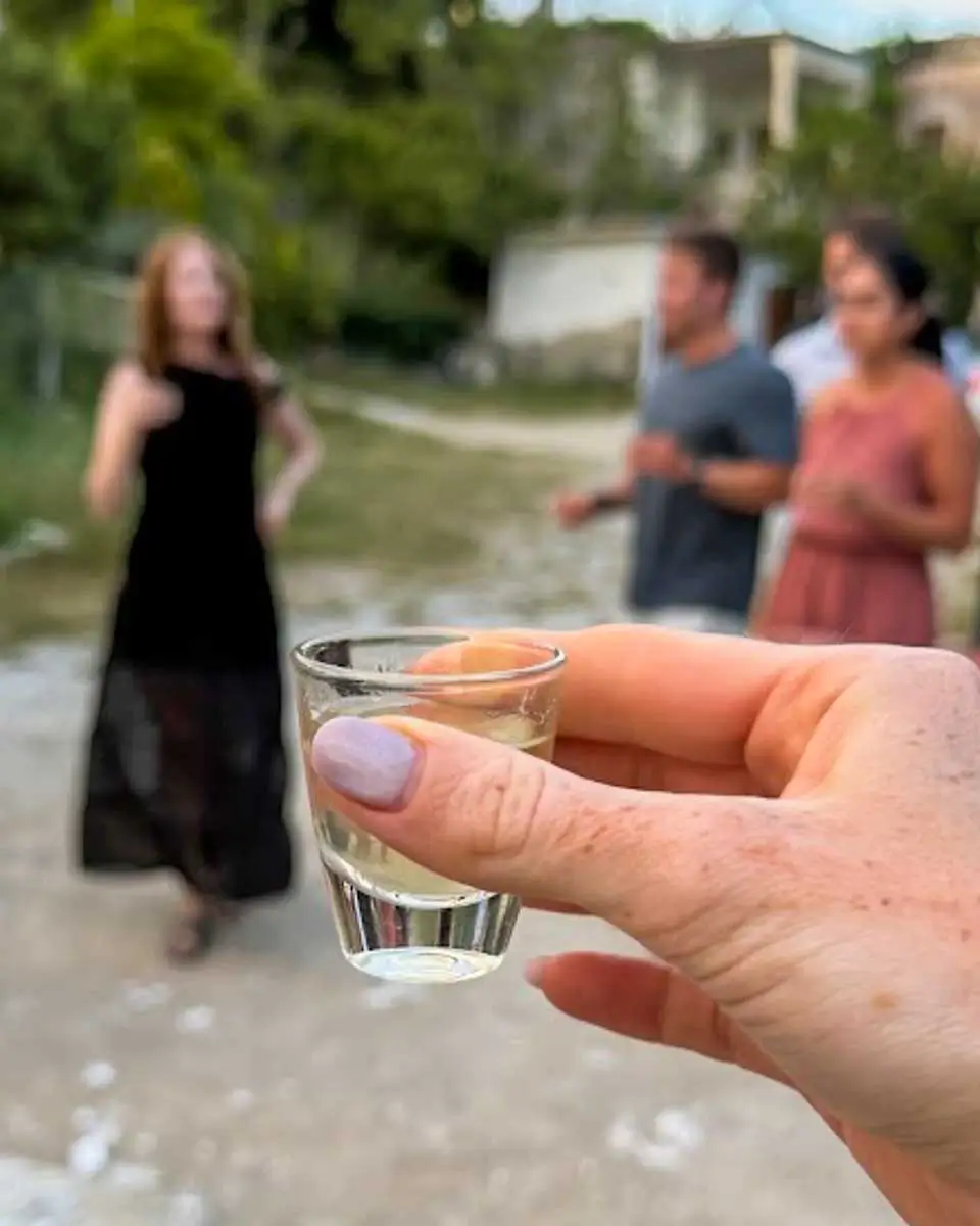 Naxos'taki yemek kursunda ikram edilen bir kadeh rakı
