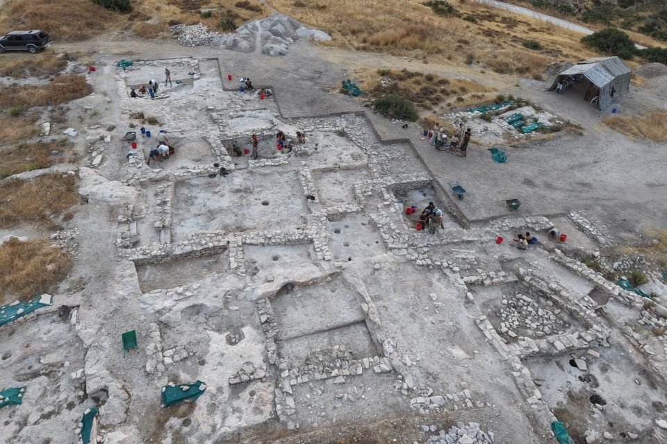 Kıbrıs'taki Tunç Çağı Kompleksinde Antik Oyun Tahtası ve Oda Mezarlar Ortaya Çıkarıldı