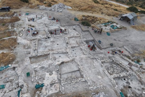 Kıbrıs'taki Tunç Çağı Kompleksinde Antik Oyun Tahtası ve Oda Mezarlar Ortaya Çıkarıldı