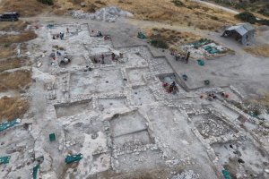 Kıbrıs'taki Tunç Çağı Kompleksinde Antik Oyun Tahtası ve Oda Mezarlar Ortaya Çıkarıldı