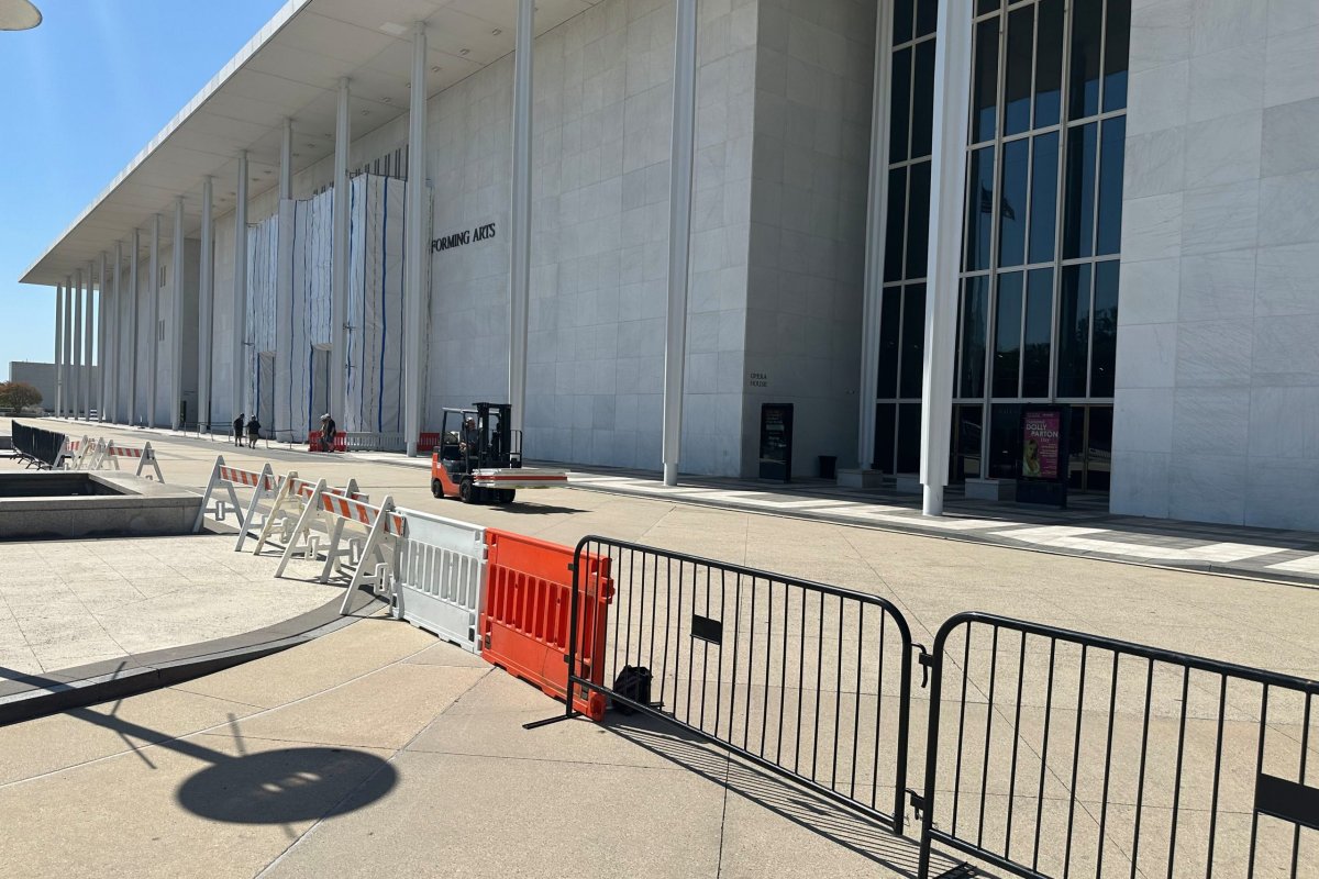 Çitler Kennedy Center ana binasının etrafına kuruldu, Trump yanlısı yönetim kapatma kararı aldı