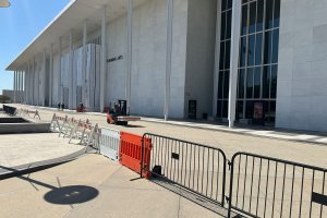Çitler Kennedy Center ana binasının etrafına kuruldu, Trump yanlısı yönetim kapatma kararı aldı