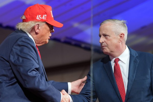 Trump ve Whatley Kuzey Karolina Senato Yarışında Yönetimin Kayıtlarını Savunuyor