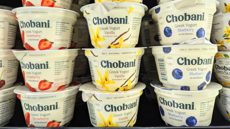 Süpermarket rafında üç farklı meyve aromasında Chobani yoğurtları