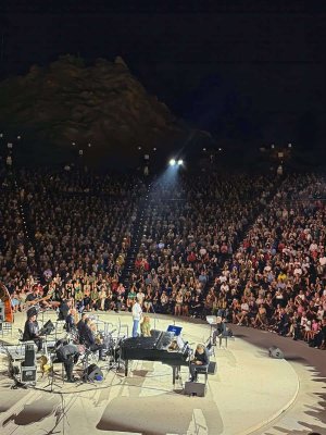 Stavros Xarhakos, Likavitos'ta 'Işığa Yolculuk' Konseriyle Sahneye Çıktı