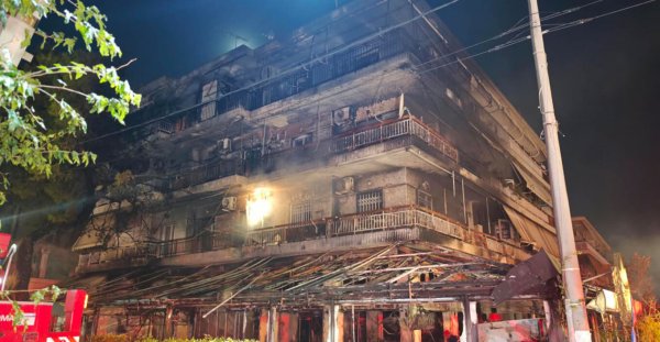 İtfaiye ekipleri kuzey Atina'daki apartman bloğunu saran kafe yangını sırasında sakinleri kurtardı