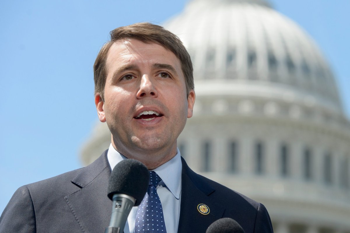 Chris Pappas, New Hampshire Senato Ön Seçiminde İlerlemeci Rakiplerle Karşı Karşıya