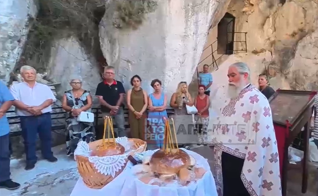 Karathona Kayalıklarındaki Meryem Ana Şapeli'nde Bayram Coşkusu
