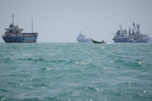 Hormuz Boğazı yakınında İran ticari gemisi vuruldu, 1 ölü: İran medyası