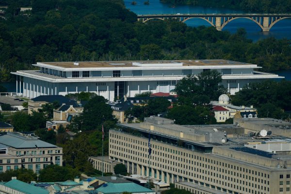 Kennedy Center, Trump'ın adının binaya geri dönmesini engelleyen yargıç kararının ardından yenileme için kapatılacak