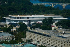 Kennedy Center, Trump'ın adının binaya geri dönmesini engelleyen yargıç kararının ardından yenileme için kapatılacak