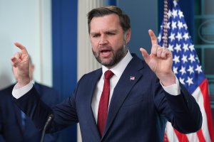 Vance: İran'daki Çatışma Bir 'Savaş' Değil; Trump Seçim Öncesi Popüler Olmayan Çatışmayı Yönetmeye Çalışıyor