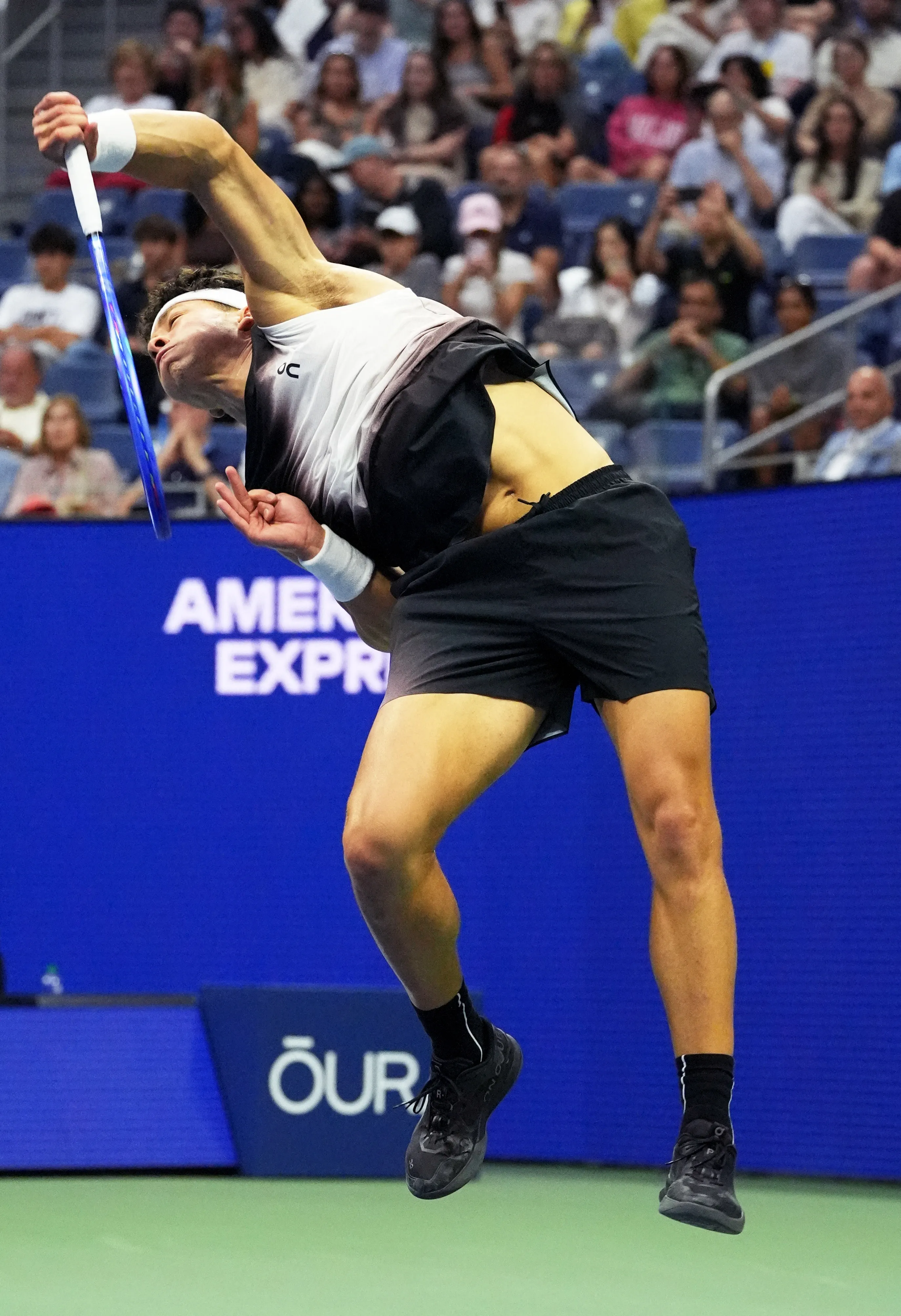 Ben Shelton servis atarken