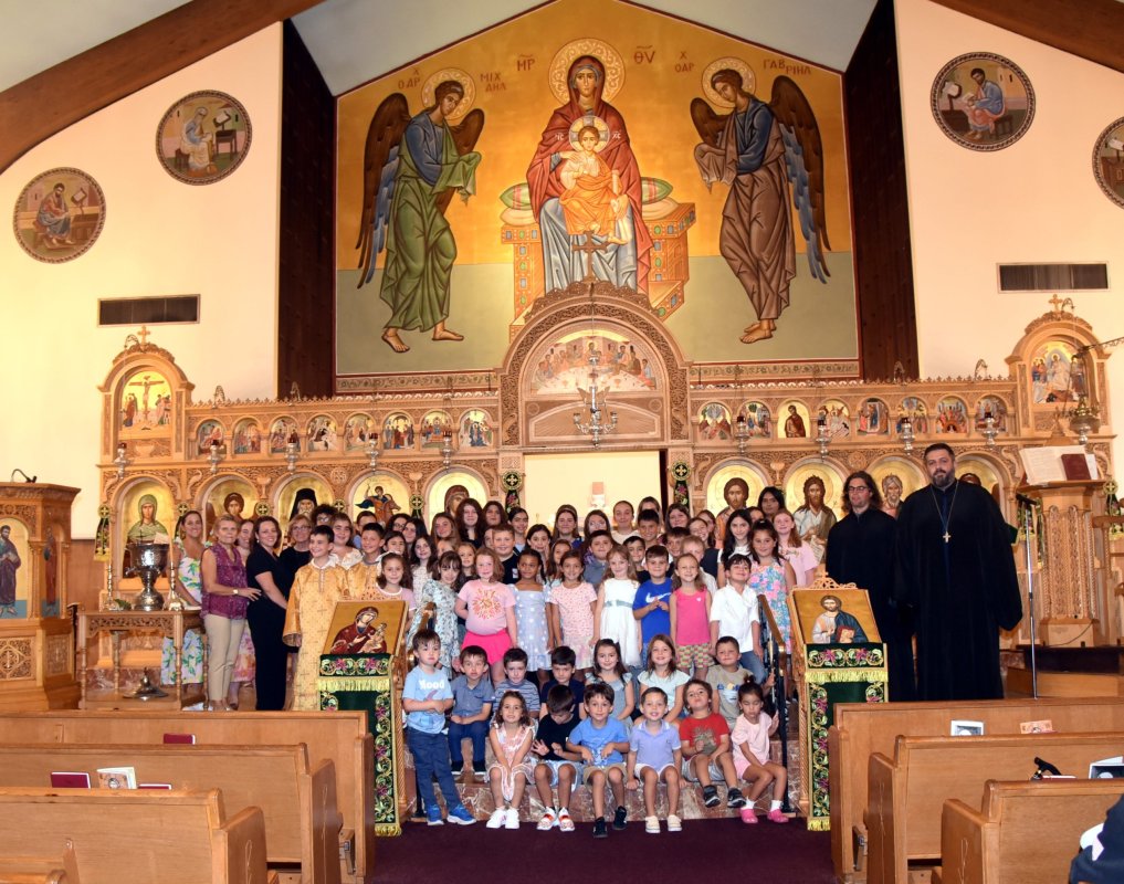 St. Demetrios Rum okulu müdürü öğrencileri yeni eğitim yılı için karşıladı