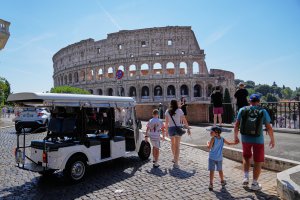 Roma'nın Tarihi Merkezinde Turist Taşıyan Golf Arabalarına Sıkı Denetim Geliyor
