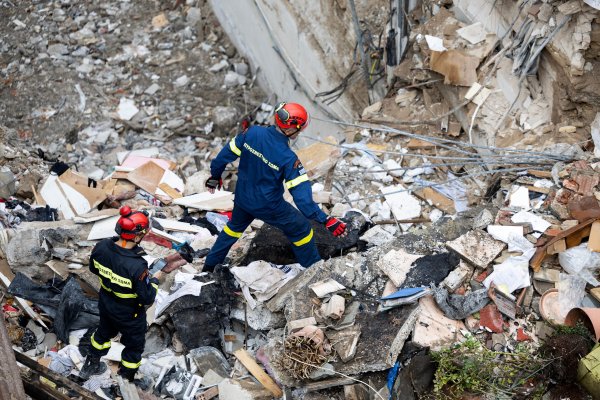 Acropolis yakınında çöken binadan 2'si bilincsiz kurtarıldı; dört ABD vatandaşı hala kayıp