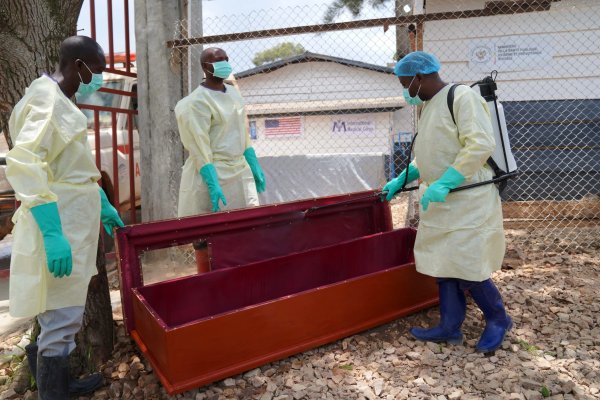 Kongo'da Ebola Cenaze Ekipleri Halkın Tepkisi, Yorgunluk ve Bulaşma Korkusuyla Mücadele Ediyor