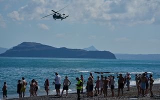 Güneş, deniz ve askerler: Girit'te Yunan askeri tatbikatını turistler ön sıradan izledi