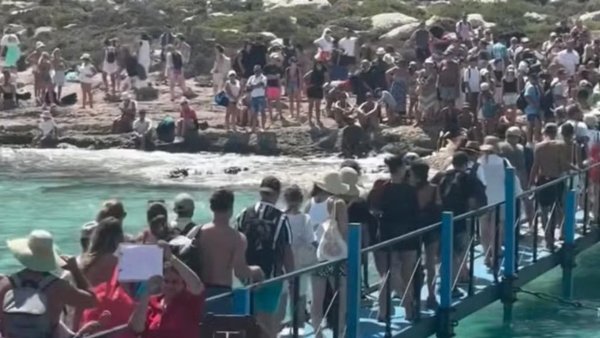 Girit'teki Balos Plajı Turist Akınına Uğradı: Yaz Aylarında Neden Gitmemelisiniz?