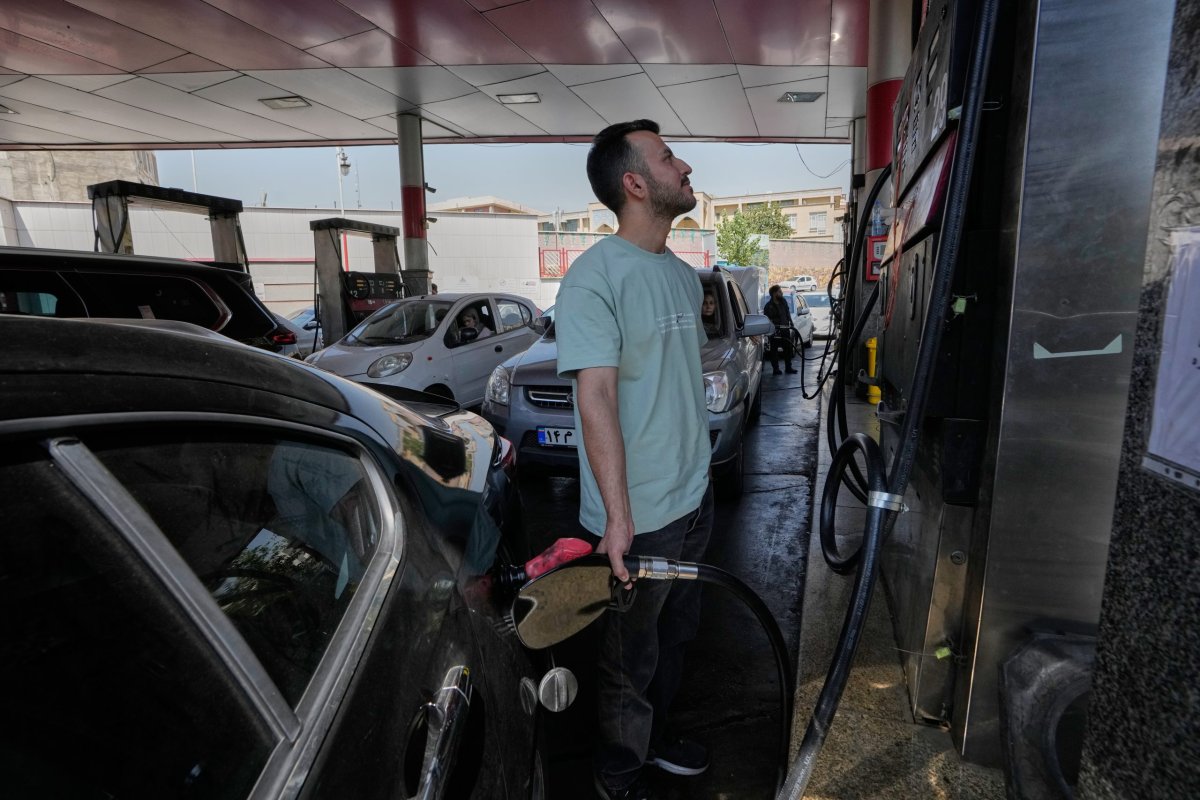 İran'da Ekonomik Sıkışıklık Sürerken En Çok Benzin Tüketenlere Zam Geldi