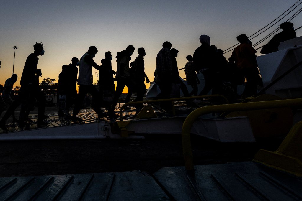 Yeni gelen bir grup göçmen, 11 Temmuz 2025'te Yunanistan'ın Girit adasındaki Souda'da Pire'ye giden bir feribota biniyor. REUTERS/Nicolas Economou TPX IMAGES OF THE DAY