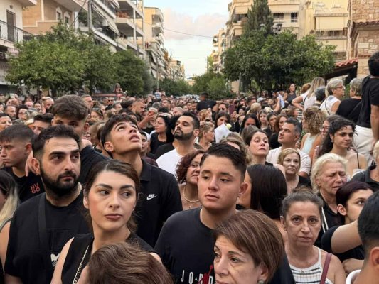 Giorgos Mazonakis için düzenlenen nöbet: taziyecileri rahatsız eden adam kilise önünde dövüldü