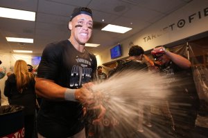 Judge, 24 Mayıs'tan bu yana ilk ev sahibi vuruşunu yaparken Yankees rekor 61. playoff biletini aldı, 10 yılda 9. kez