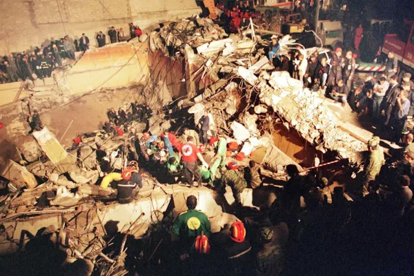 27 Yıl Önce Atina'yı Sarsan 5.9 Büyüklüğündeki Deprem: 143 Can Kaybı ve 50 Bin Evsiz