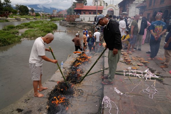 Nepal'de Kaybolanlar İçin Temsili Cenaze Törenleri Düzenlenirken, Kayıp Turistlerden Haber Alınmaya Başlandı