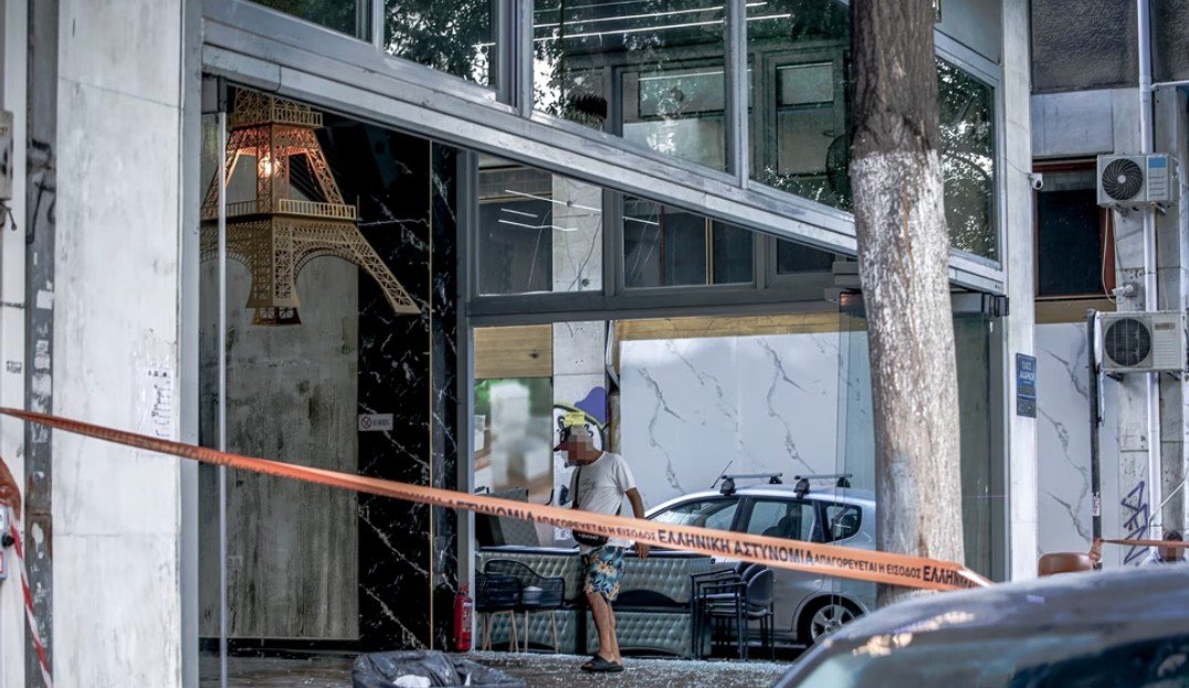 Atina'nın Göbeğinde El Bombalı Saldırı: İki İş Yeri Dakikalar İçinde Hedef Alındı