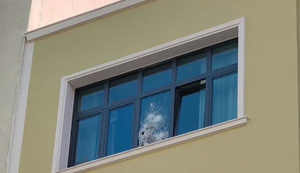 Atina'nın Omonia bölgesinde bir adam, 4. kat otelden düşmeden önce «Yardım, yardım» diye bağırdı