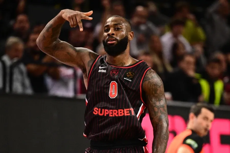 Yunan Olympiakos'un Codi Miller-McIntyre'ı, İtalyan Armani Milano maçının ilk yarısında 18 sayı attı