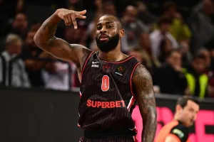 Yunan Olympiakos'un Codi Miller-McIntyre'ı, İtalyan Armani Milano maçının ilk yarısında 18 sayı attı