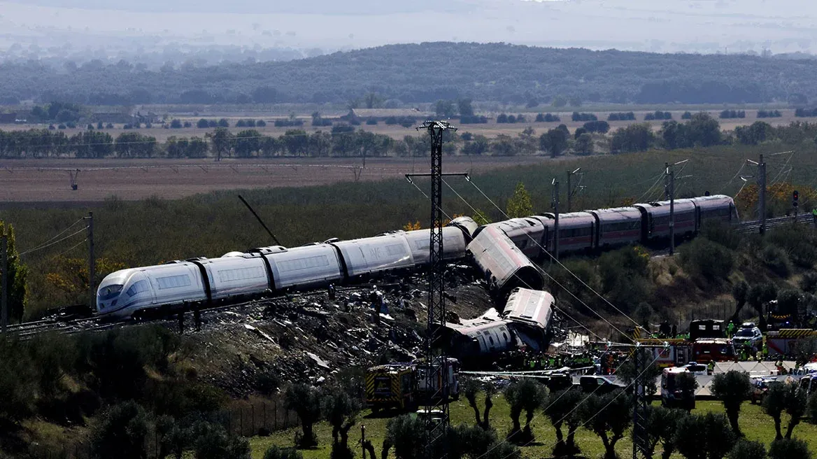 İspanya'daki tren faciasında 18 yaşındaki Yunan genç, ailesiyle birlikte mucizevi biçimde kurtuldu