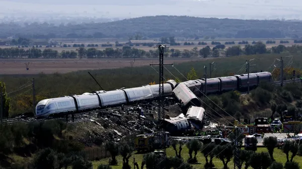 İspanya'daki tren faciasında 18 yaşındaki Yunan genç, ailesiyle birlikte mucizevi biçimde kurtuldu