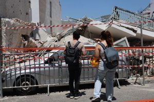 Petralona'daki çöken bina için enkaz kaldırma sürüyor; her aileye 3 bin euro acil yardım onaylandı