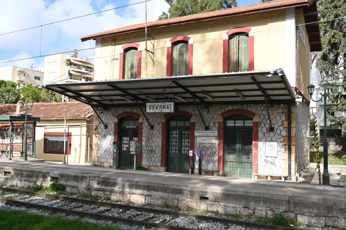 Atina'nın Acharnes ilçesindeki tren istasyonunun binası yenileniyor