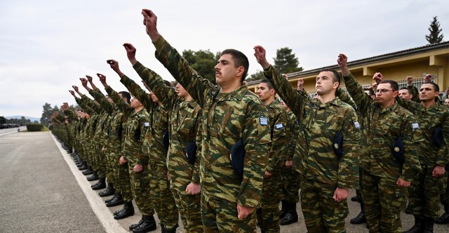 Üniversiteden önce askerlik: Yunanistan'da 18 yaşındakiler erken askere yazılıyor
