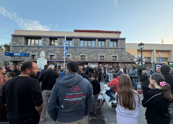 Lasithi Ovası'nda üreticiler, fırtınada yok olan mahsulleri için oturma eylemi yaptı
