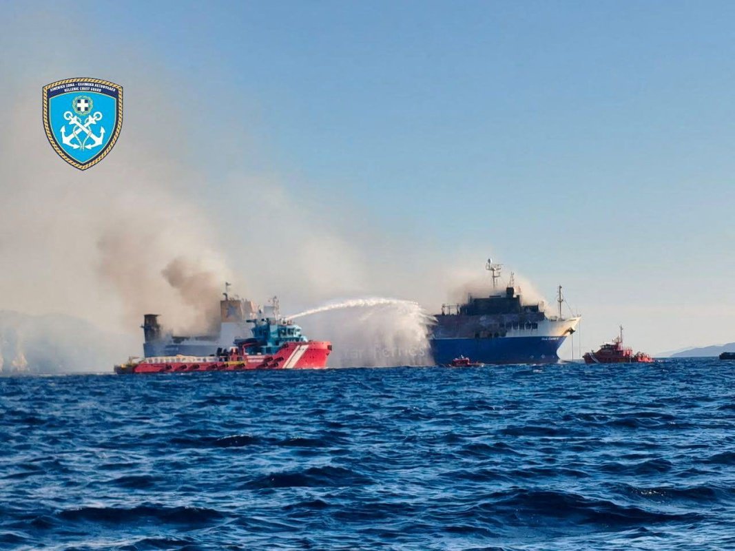 Yanan Blue Carrier 2 ferisi, Atina yakınındaki Elefsina tersanesine nakledilecek