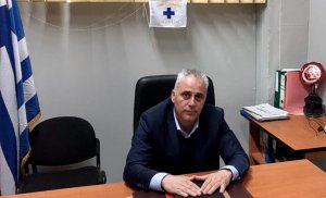 Pire belediye başkan yardımcısı Yannis Voydonikolas yanlışlıkla kendini tabancayla vurdu, durumu ağır