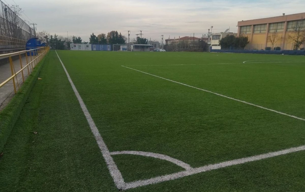 Selanik'te 12 yaşındaki çocuk, stadyumda beş ergen tarafından dövüldü